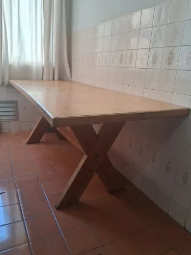 Mesa de madeira, super conservada.