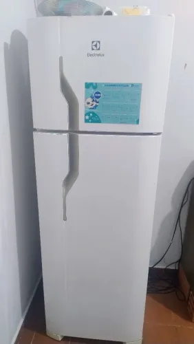 Geladeira Eletrolux DC35A duplex 260L em boas condições.