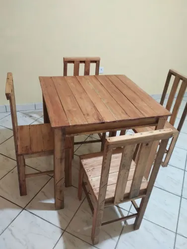 Mesa +4 cadeiras de madeira 