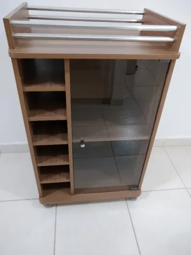 Barzinho para bebidas com porta de vidro e rodinhas