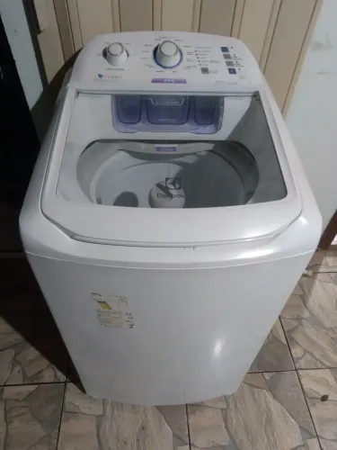 Vendo máquina de lavar roupa Electrolux 8 kilos e meio funcinando bem