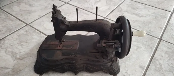Máquina de costura de ferro antiga funcionando