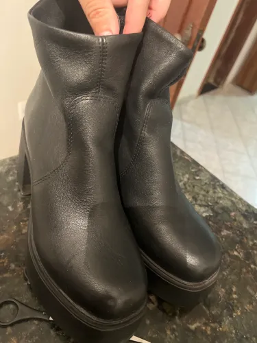 Bota Coturno Botero. Sem detalhes. Tamanho 37. Confortável.