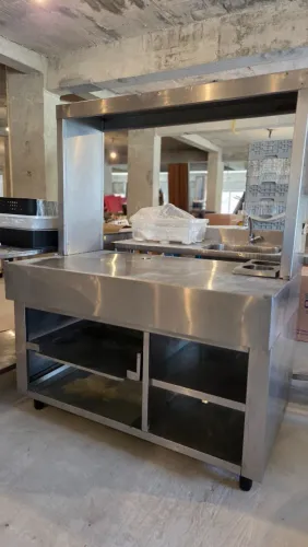 Bancada inox para preparação em cozinha profissional
