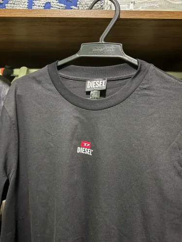 Camisa Diesel 100% Original - Preta Básica com símbolo no meio acima do peitoral