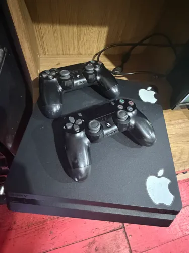 PS4 1 TB 2 CONTROLES ORIGINAIS