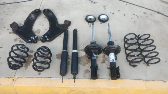 Kit amortecedores dianteiro e traseiro com molas, bandejas com pivo