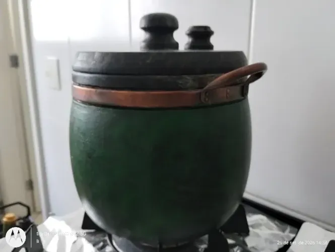 PANELA ARTESANAL DE PRESSÃO DE PEDRA SABÃO COM COBRE E MADEIRA, COM 5 LITROS