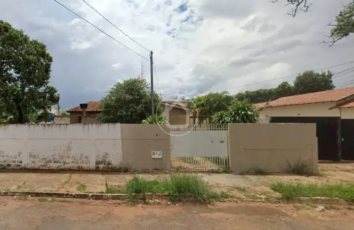 CASA ANTIGA COM TERRENO DE 455M² OTIMA LOCALIZAÇÃO