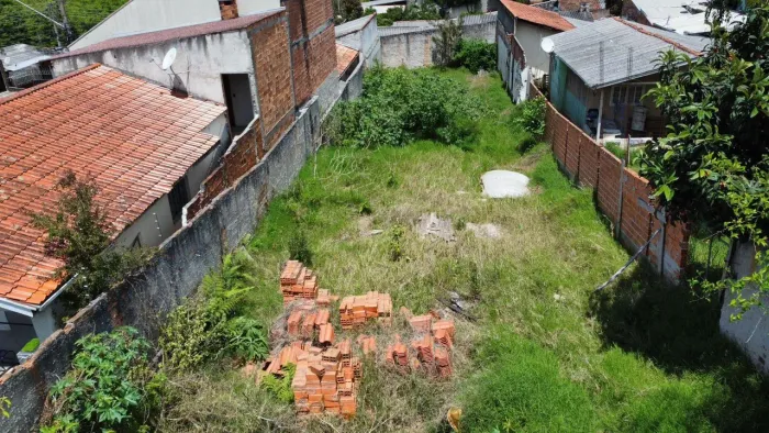 Terreno à venda 10x50 localizado no Bairro Alto em Curitiba, PR