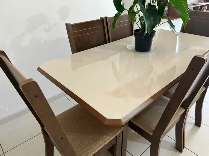 Vendo mesa com 6 cadeiras por 500,00 reais