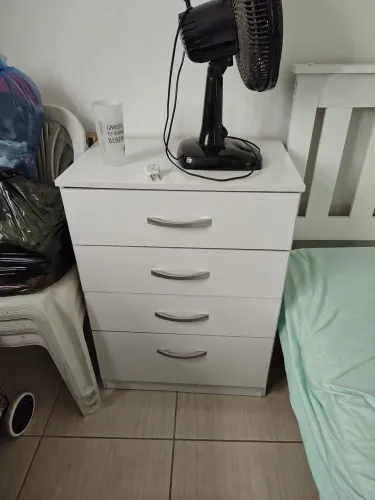 Cômoda pequena