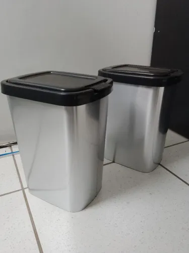 Lixeiras plásticas pequenas com tampa basculante