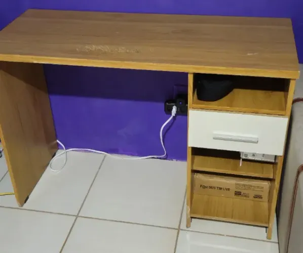Mesinha de Escritório com gaveta - Usada