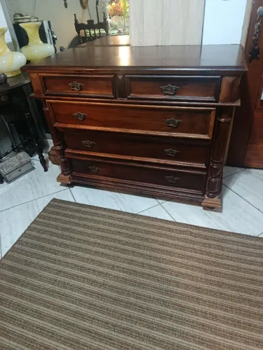 Cômoda de madeira maciça