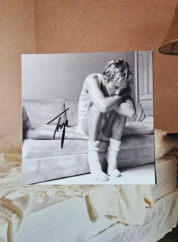 Card Autografado Something to Give Each Other Troye Sivan