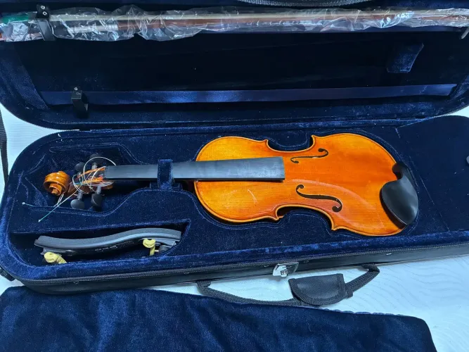 Violino novo na case importado e completo