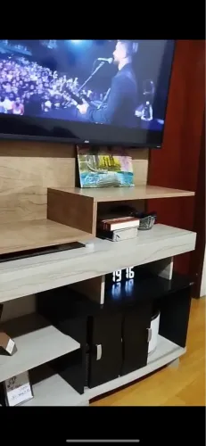 Rack e painel para TV de madeira