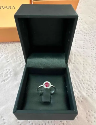 Anel Vivara em Ouro Branco 18k Com Rubi E Diamantes coleção Classic Oriental