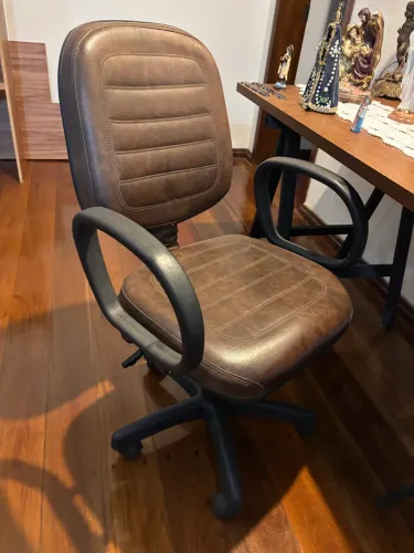 Cadeira de escritório em couro - Pouco usada