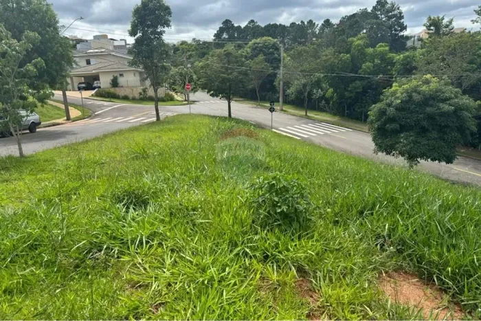 Terreno de esquina com 770m², no condomínio Villa de Ravenna em Itatiba