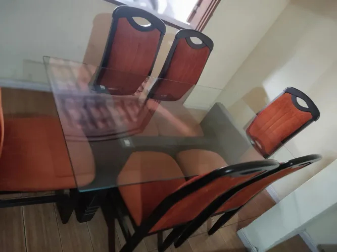 Vendo jogo de mesa com 6 cadeiras super conservadas