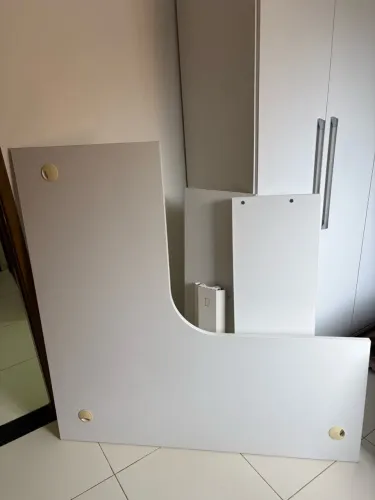 Mesa de escritório branca em L