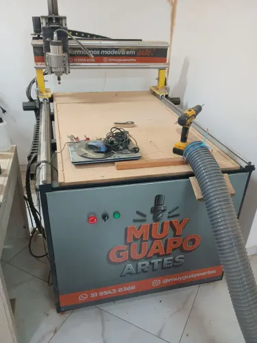 Router CNC para madeira e PVC expansivo.