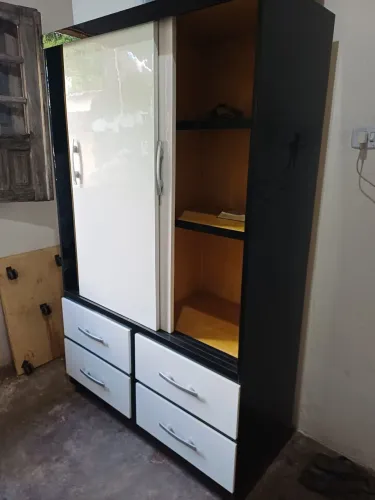 vendo um guarda roupa solteiro já vai vernizado preço R$ 1.100  preço negociável 