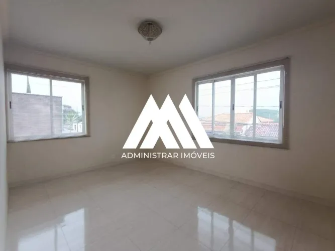 Vendo casa em Itaúna com kitnet para locação com ótima localização!
