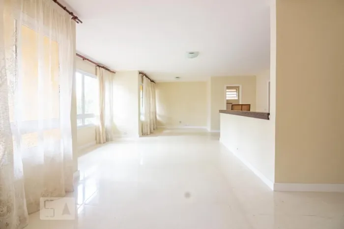Casa à Venda - Centro, 4 Quartos, 300 m2