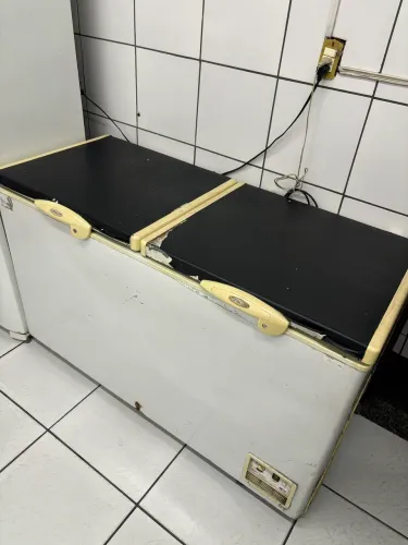 Freezer Fricon 2 Portas funcionando perfeitamente.