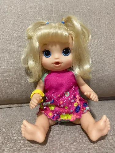 Baby alive original , anda dança e conversa junto com bebê conforto de 900 reais por 400