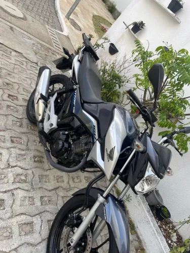 Vendo titan 160 muito nova.