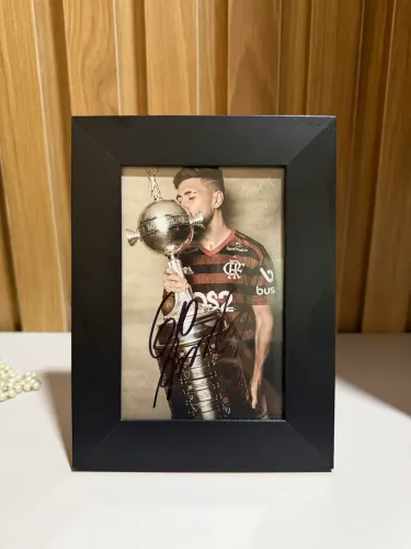 Foto autografada pelo arrascaeta no porta retrato 
