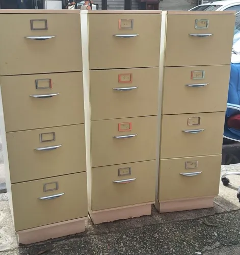 Arquivo de aço com mdf em bom estado.