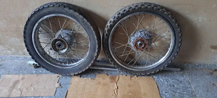 Aros completos da bros 150 dianteiro e traseiro.