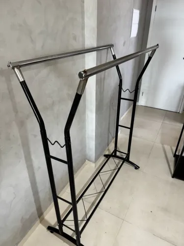 Arara de roupas profissional