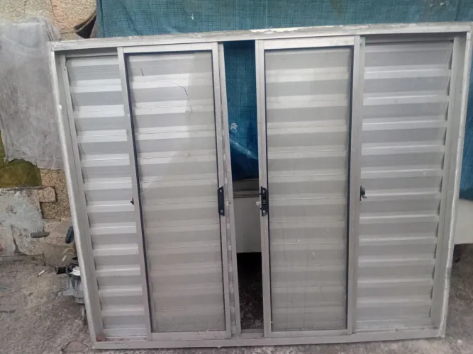 Vende-se janela de alumínio