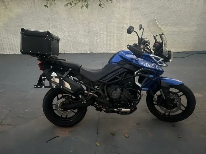 Tiger 800 com baú 20mil KM