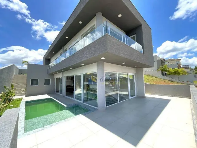 SOBRADO para VENDA ou LOCAÇÃO com 3 SUÍTES com Closet e Varanda, Piscina, Quintal Gramado