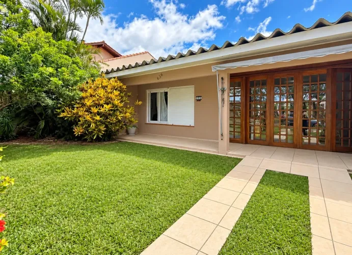 Casa à venda com 4 dormitórios a 3 quadras do mar na praia de Imbé/RS