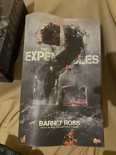 Barney Ross - The Expendables 2 - Escala 1/6 - Hot Toys