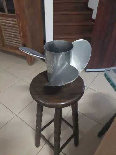Hélice marca Mercury de aço inoxidável para lancha