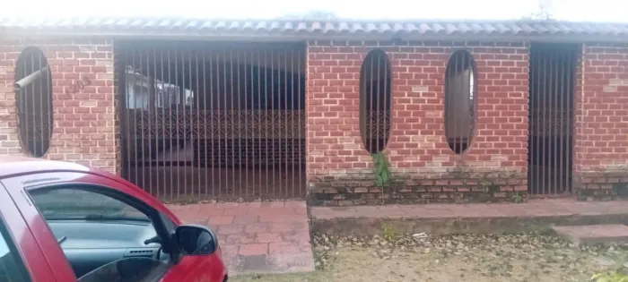 Vendo uma casa de boa localização pra do porto do DER