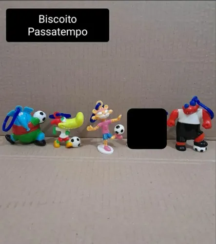 Lote 4 miniaturas Biscoito Passatempo Animais no Esporte Futebol
