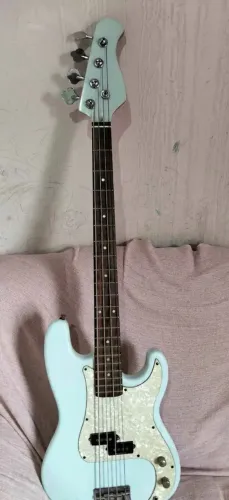 Baixo squier 4 cordas 