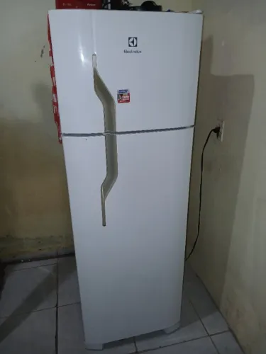 Vendo uma excelente geladeira Electrolux