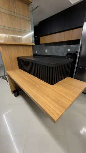 Bancada de cozinha com mesa