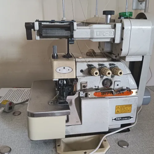 Máquina overloque industrial Siruba com aparelho de elástico zeromax 